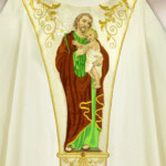 Chasuble liturgique brodée avec l'image de Saint Joseph