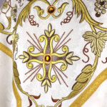 Chasuble brodée écrue avec croix