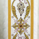 Chasuble brodée écrue avec croix