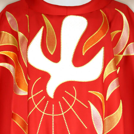 Chasuble liturgique brodée avec le Saint-Esprit