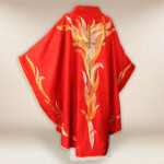 Chasuble liturgique brodée avec croix rouge