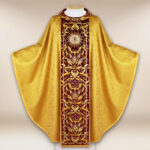 Chasuble brodée dorée avec une bande bordeaux et broderie IHS