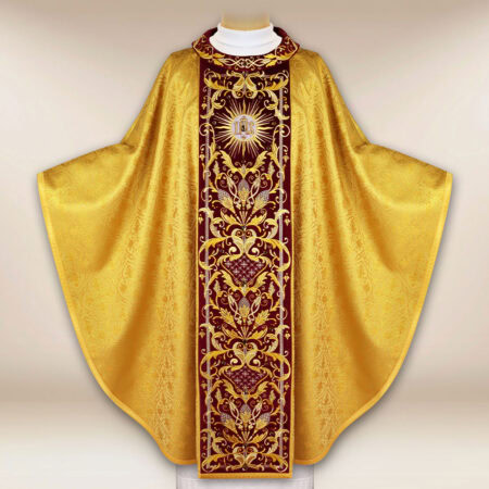 Chasuble brodée dorée avec une bande bordeaux et broderie IHS