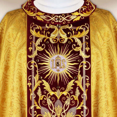 Chasuble brodée dorée avec une bande bordeaux et broderie IHS