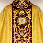 Chasuble brodée dorée avec une bande bordeaux et broderie IHS