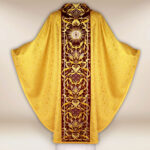 Chasuble brodée dorée avec une bande bordeaux et broderie IHS