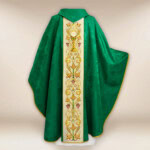 Chasuble brodée avec motif de calice