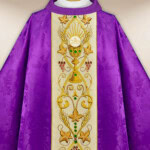 Chasuble brodée avec motif de calice