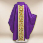 Chasuble brodée avec motif de calice