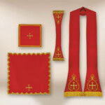 Chasuble romaine brodée avec IHS rouge