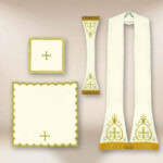 Chasuble romaine brodée avec IHS écru