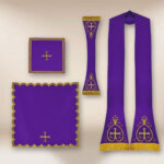Chasuble romaine brodée avec IHS violet
