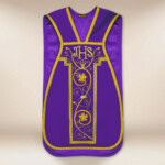 Chasuble romaine brodée avec IHS violet