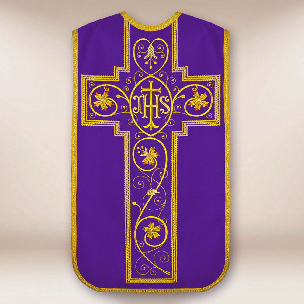 Chasuble romaine brodée avec IHS violet