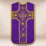 Chasuble romaine brodée avec IHS violet