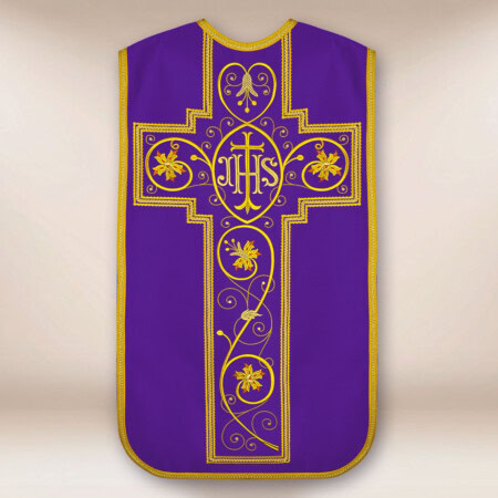Chasuble romaine brodée avec IHS violet