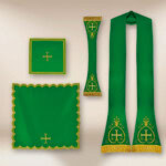Chasuble romaine brodée avec IHS verte