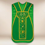 Chasuble romaine brodée avec IHS verte