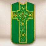 Chasuble romaine brodée avec IHS verte