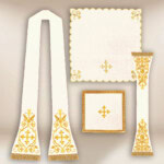 Chasuble romaine brodée en couleur écru