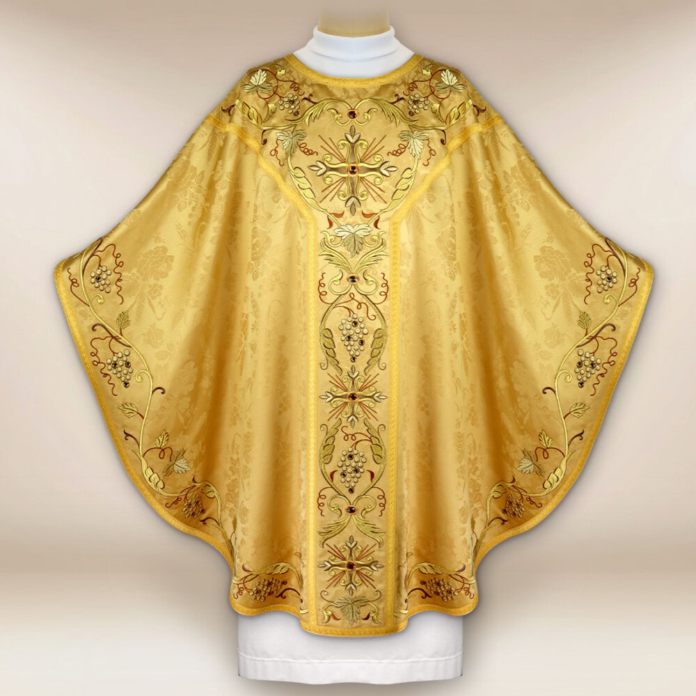 Chasuble brodée dorée avec croix