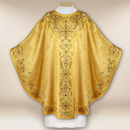 Chasuble brodée dorée avec croix