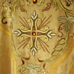 Chasuble brodée dorée avec croix