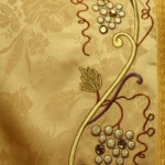 Chasuble brodée dorée avec croix