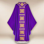 Chasuble liturgique brodée violette