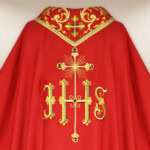 Chasuble brodée IHS rouge