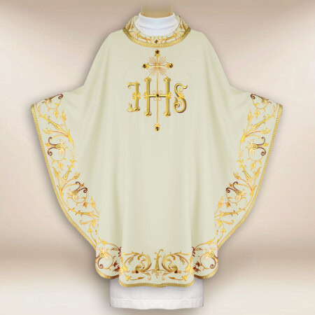 Chasuble brodée IHS écru