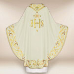 Chasuble brodée IHS écru