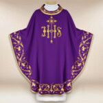 Chasuble brodée IHS violet