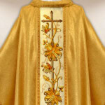 Chasuble brodée dorée