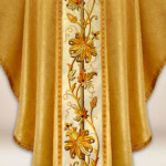 Chasuble brodée dorée