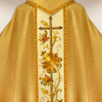 Chasuble brodée dorée