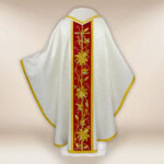 Chasuble brodée écrue