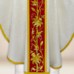 Chasuble brodée écrue