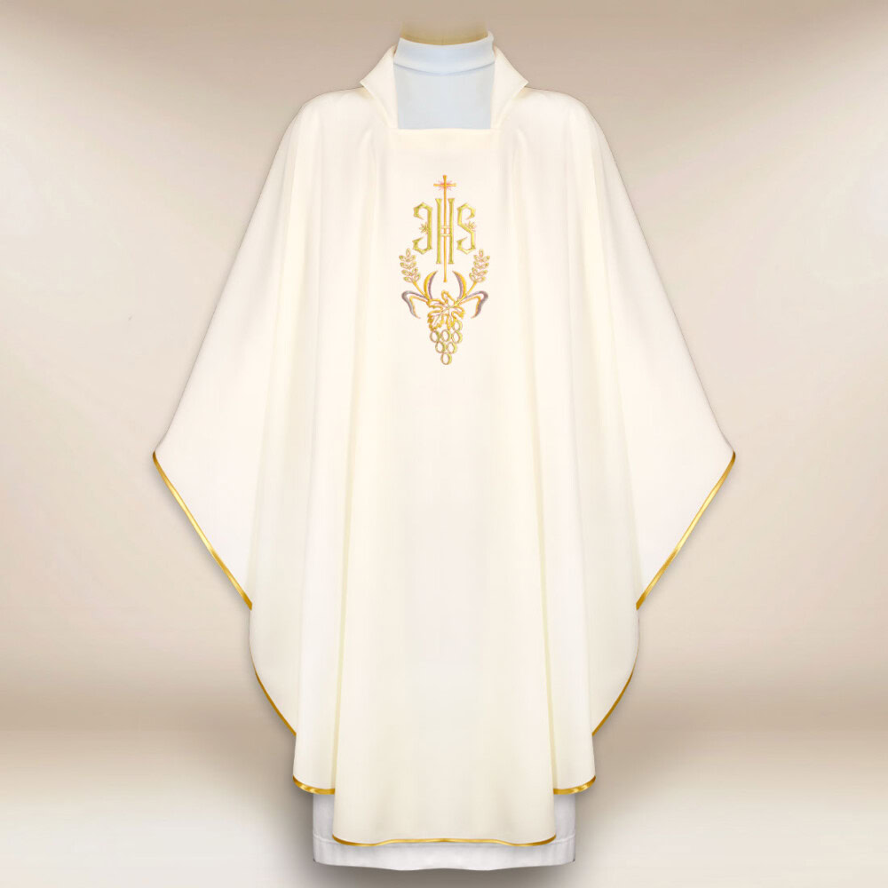 Chasuble brodée IHS écru