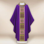 Chasuble liturgique violette brodée