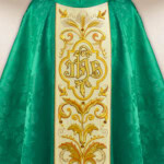 Chasuble brodée IHS verte