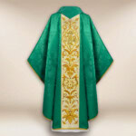 Chasuble brodée IHS verte