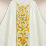 Chasuble brodée IHS écru