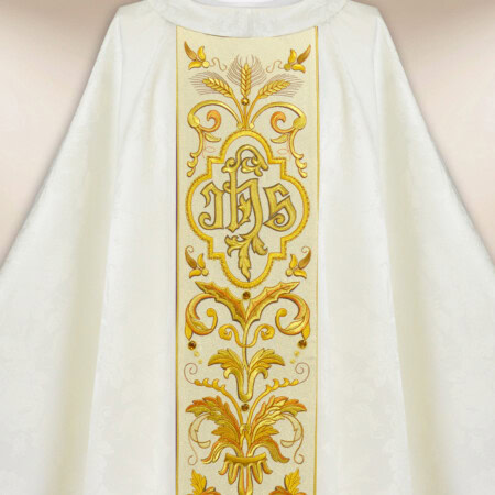 Chasuble brodée IHS écru