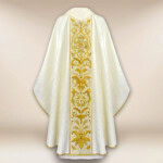 Chasuble brodée IHS écru