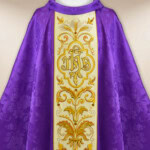 Chasuble brodée IHS violette