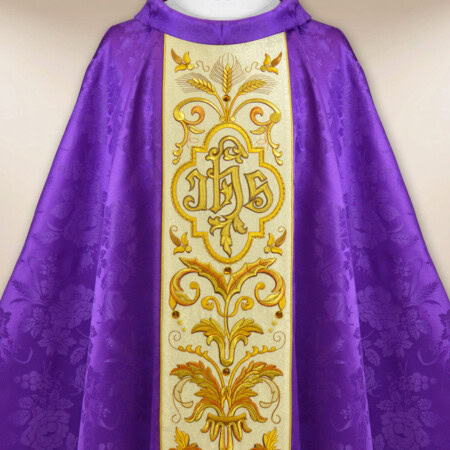 Chasuble brodée IHS violette
