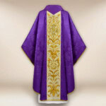 Chasuble brodée IHS violette
