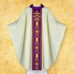 Chasuble ecru avec ceinture brodée violette