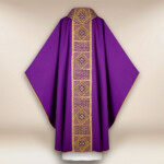 Chasuble liturgique violette brodée